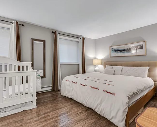 Building Photo - Charming Updated Ground-Floor 2 Bed - 1 Ba...