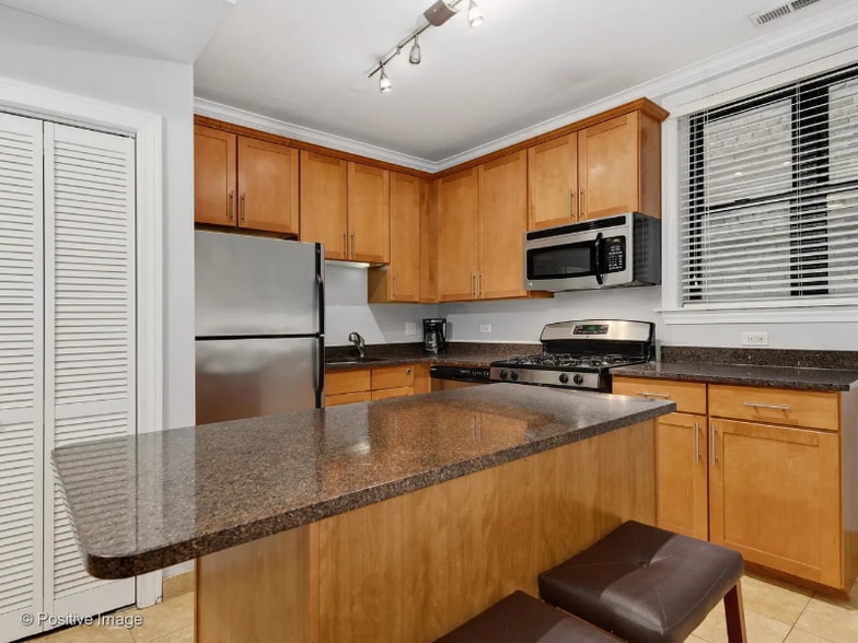 Building Photo - 556 W Deming Pl