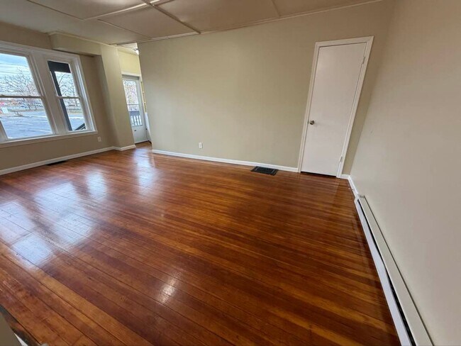 Building Photo - Gorgeous 1-bedroom, First floor! Apartment in quiet Pittsfield Street