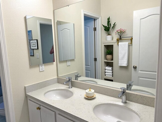 Building Photo - Spectacular 4 bedroom, 2.5 bath home on private lane