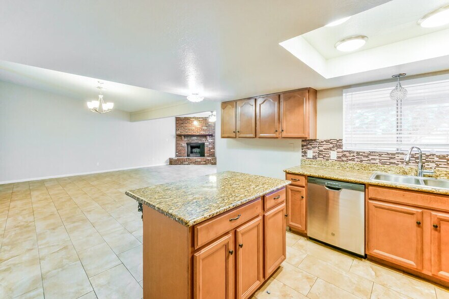 Building Photo - 2641 E Isabella Ave