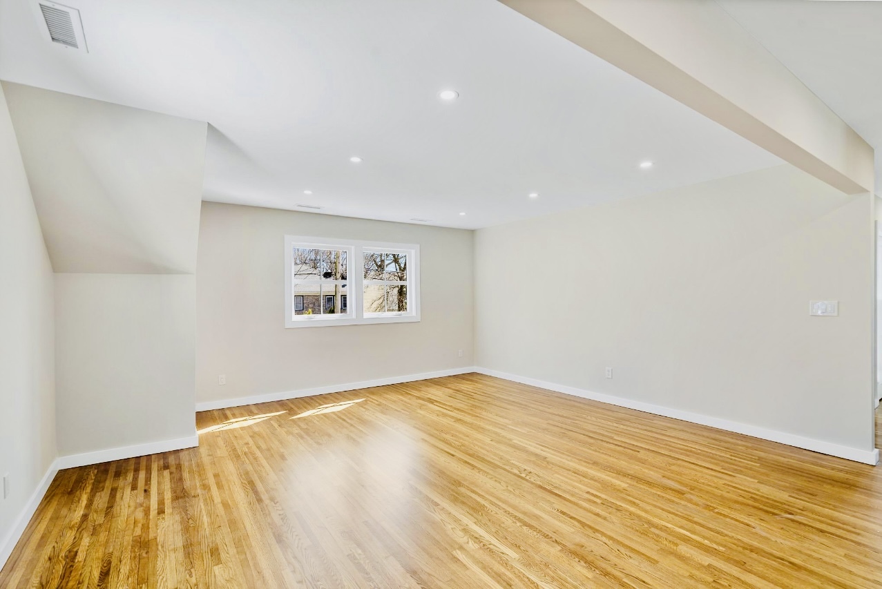 Building Photo - 136 Nelson Ave