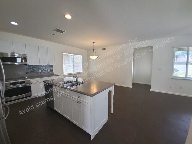 Building Photo - Elegant 4-Bedroom Home with Loft in Presti...