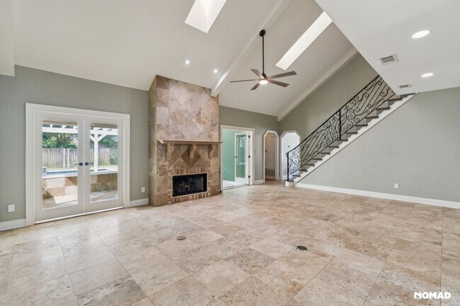 Building Photo - Spacious 4BR House in Pensacola; Pool