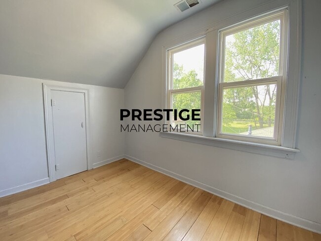 Building Photo - Spacious 2BD Apartment With Den