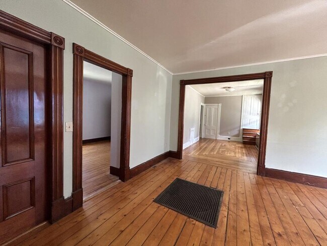 Building Photo - 14 Crombie St