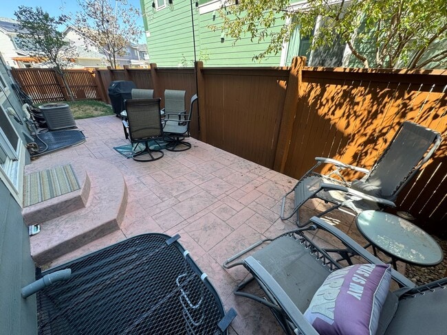 Building Photo - Modern & Light-Filled Home in Central Park – Prime Location