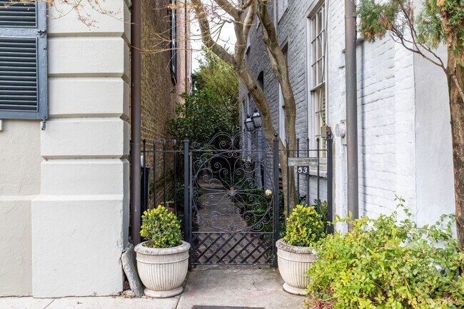 Building Photo - Charming Charleston Three Bedroom Condo on...