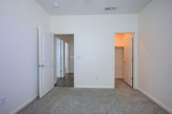 Building Photo - 495 Daffodil Dr