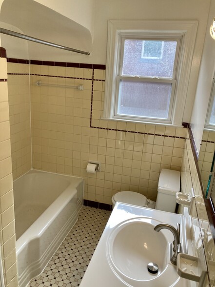 Full size tub/shower - 2118 Eastern Pky