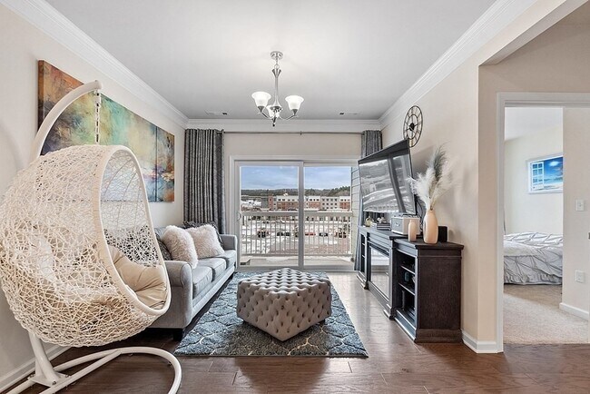 Building Photo - 120 University Ave