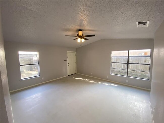Building Photo - 2/1 duplex with covered parking