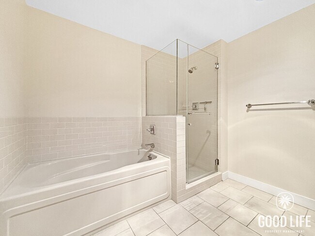 Building Photo - Sophisticated 1BD/2BA Condo in Marina District with City & Bay Views, Office & Resort-Style Ameni...