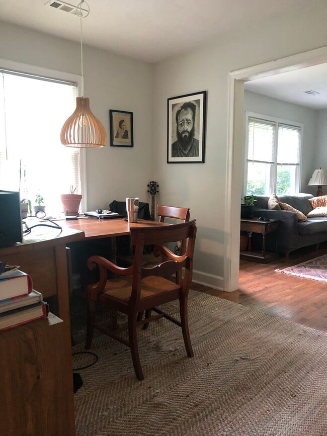 Building Photo - 2/1, Charming home with Flexible move-in