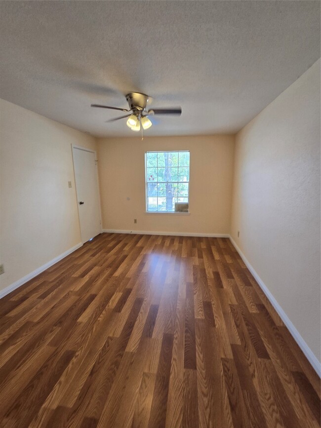 Building Photo - 9797 Leawood Blvd