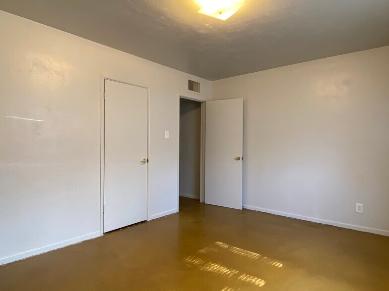 Building Photo - 1014 W 17th Pl