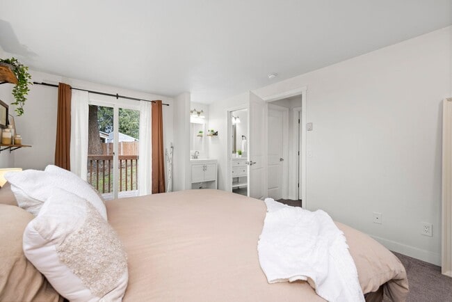 Building Photo - Stylish, Spacious & Steps from WWU and Fai...