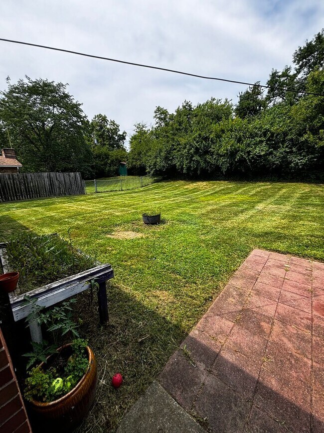Building Photo - Beautiful 2 bed 1.5 bath Duplex with spacious backyard!