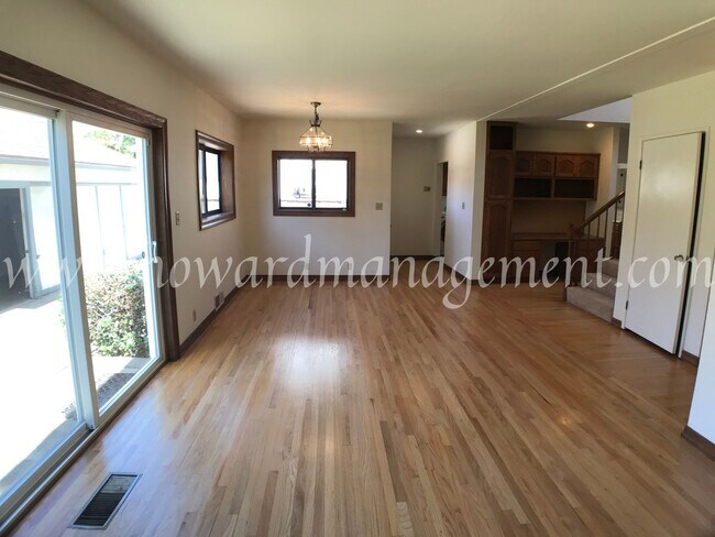 Building Photo - Two story home with newer central A/C in the Mar Vista Hills. Large kitchen, family room, and lar...