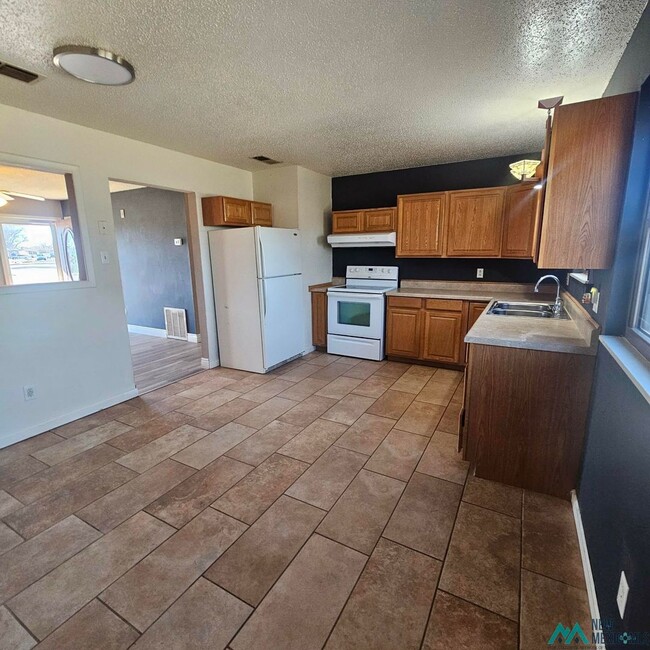 Building Photo - Month-to-Month ONLY 3 bed/1 bath home for rent- Available now!! $1115/mo