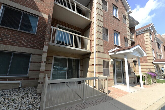 Building Photo - 8751 W Catherine Ave