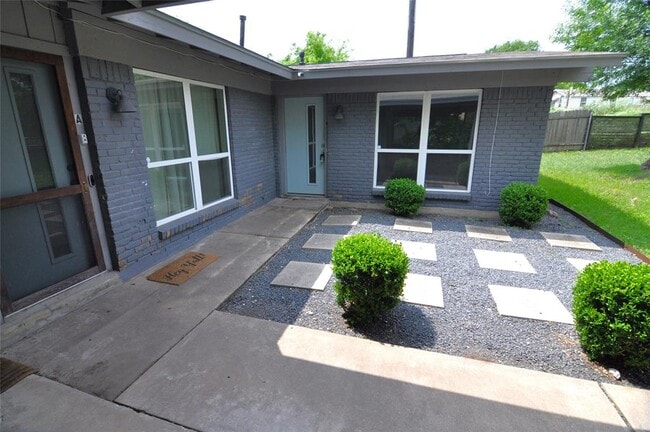 Primary Photo - 11301 Oakwood Dr