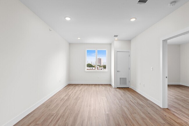Building Photo - 533 61st St