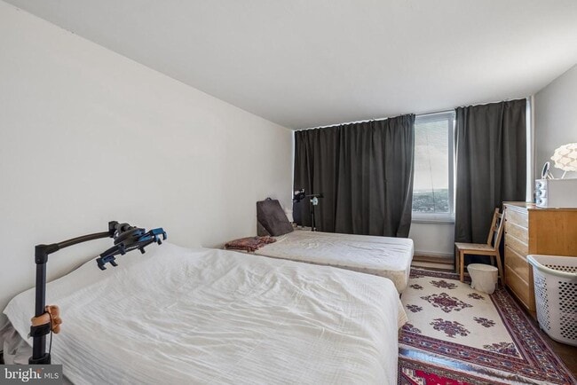 Building Photo - 604 S Washington Square