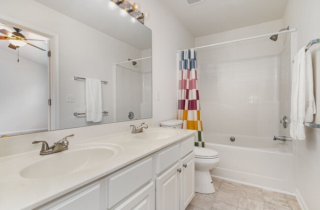 Building Photo - Spacious Townhome in Vibrant Breckenridge ...