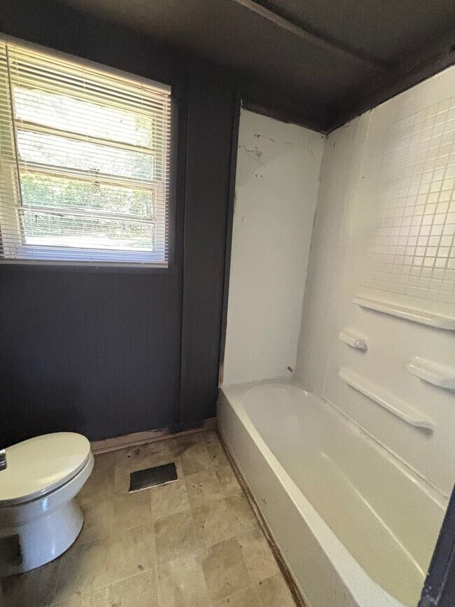 Building Photo - COMING SOON! 3 BED HOUSE