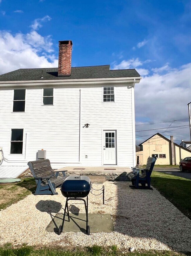 Building Photo - Spacious 3BR Home with Large Yard, Private Driveway & Storage