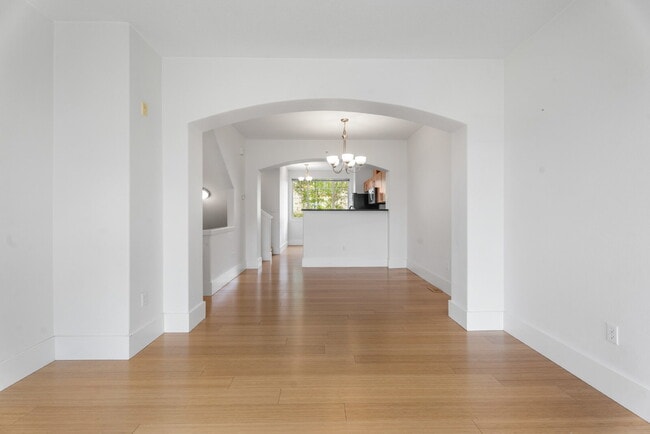 Building Photo - Spacious 3-Level Townhome for Rent in Prime Location