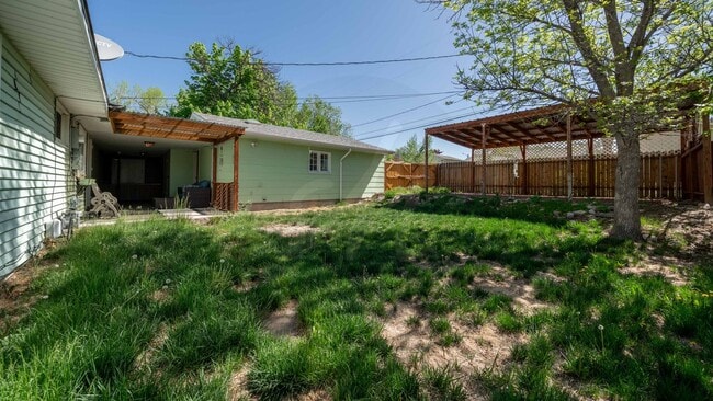 Building Photo - Fantastic 3 Bedroom, 1 level living near F...