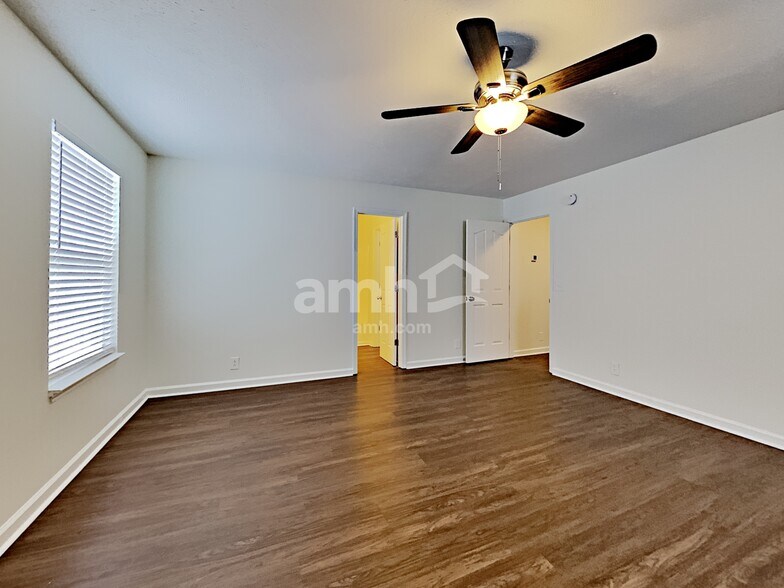 Building Photo - 1128 Eastwoods Dr