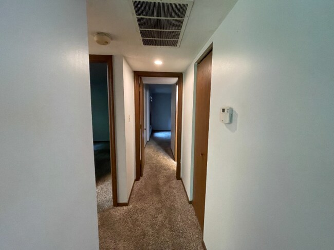 Building Photo - 5727 W Ridgecrest Dr