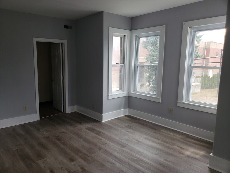 Living room front view - 98 Snow St