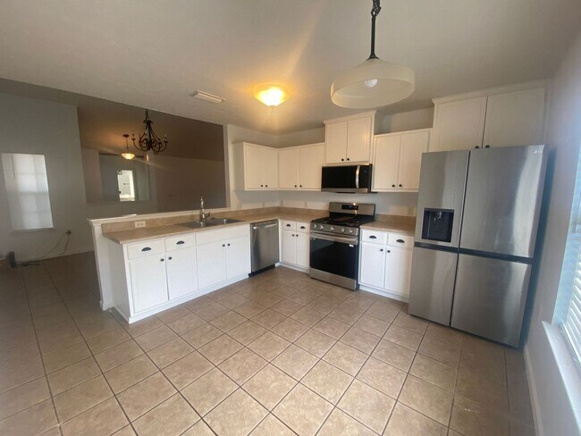 Building Photo - Spacious 4Bed/2Ba in a Peaceful Cul-de-Sac...