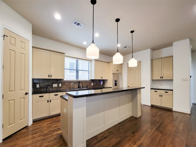 Building Photo - 1605 W 14th St