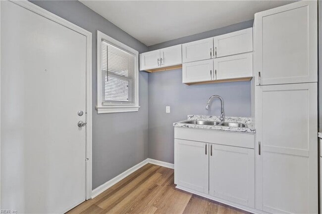 Building Photo - 1009 De Gaule St