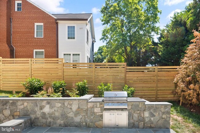 Building Photo - 5022 Cathedral Ave NW