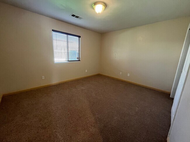 Building Photo - Charming home for rent in Visalia *RENT REDUCED*