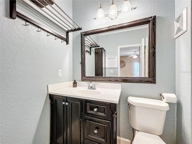 Building Photo - 704 Seagate Dr