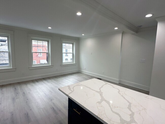 Building Photo - 528 Manor St