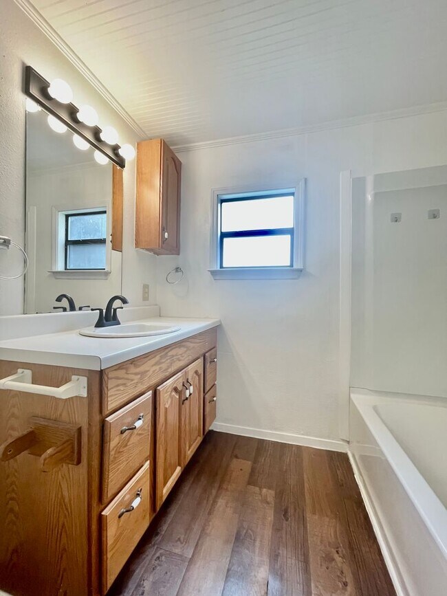 Building Photo - Spacious updated 3 bedroom, 2 bathroom hom...