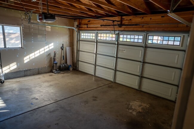 Building Photo - Gorgeous Family Home on Cul-de-Sac