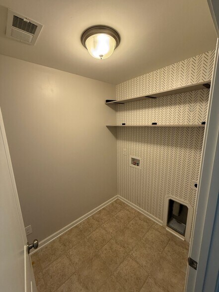 Building Photo - 223 Charter Oaks Dr