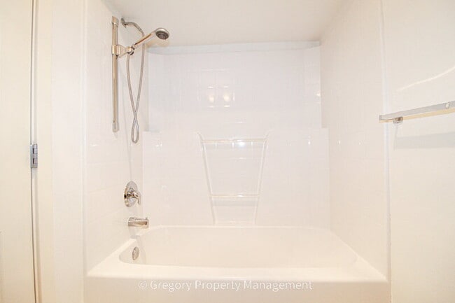 Building Photo - 13824 N Creek Dr
