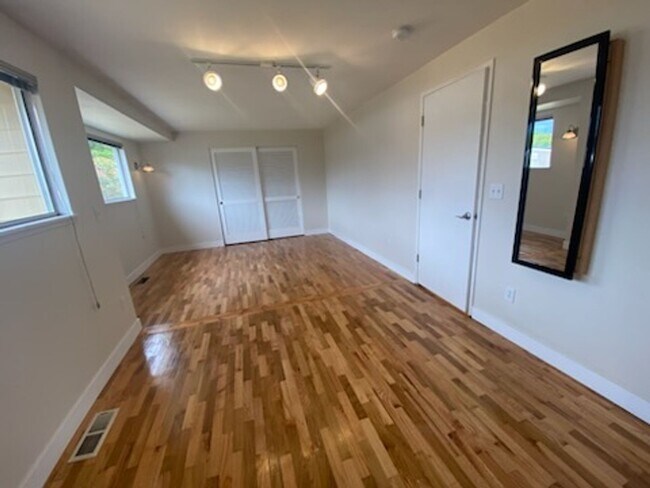Building Photo - $3950 2520 SqFt, SFH/4BDR,2BA,office/Garag...