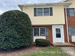 Building Photo - Spacious end unit Townhome!