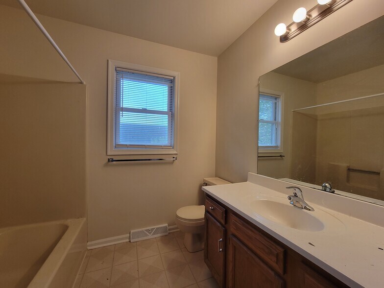 Building Photo - 119 Tom Ave